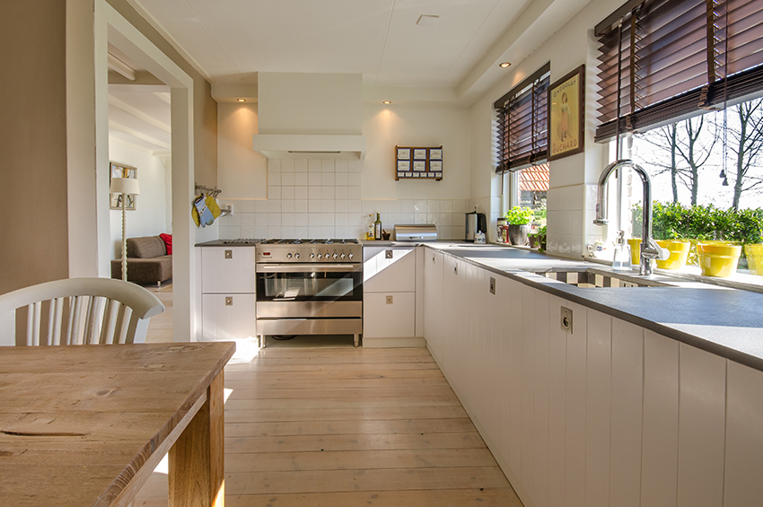 Bamboo-flooring-in-modern-kitchen