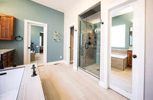 laminate-flooring-in-bathroom