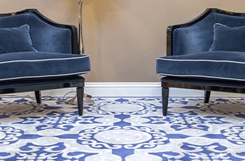 Blue and white area rug with pattern.